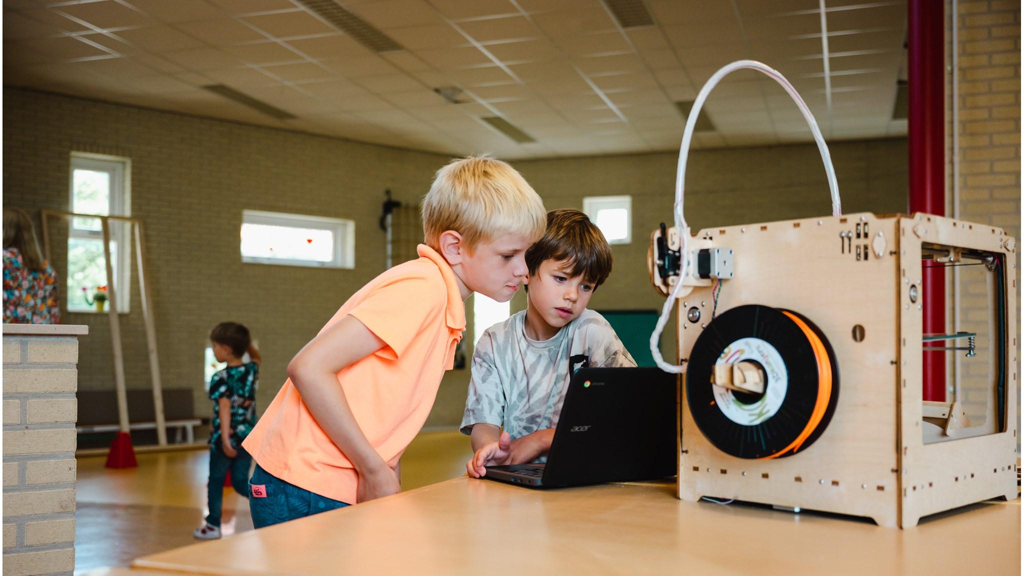 Kinderen in de les met een 3D-printer op WereldWijs in Noordwijk (Zuid-Holland). Kinderen in de les met een 3D-printer op WereldWijs in Noordwijk (Zuid-Holland).