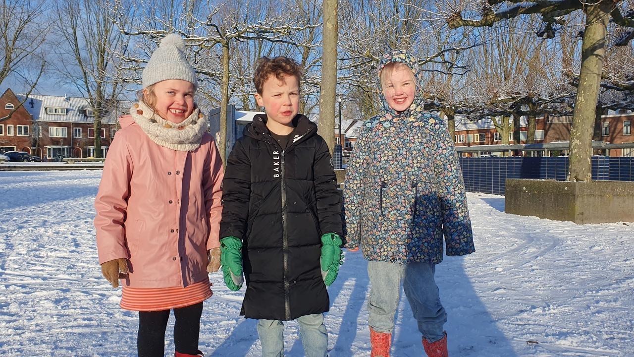 Kinderen in de sneeuw op het schoolplein van KBS De Catharijnepoort in Utrecht. Kinderen in de sneeuw op het schoolplein van KBS De Catharijnepoort in Utrecht.