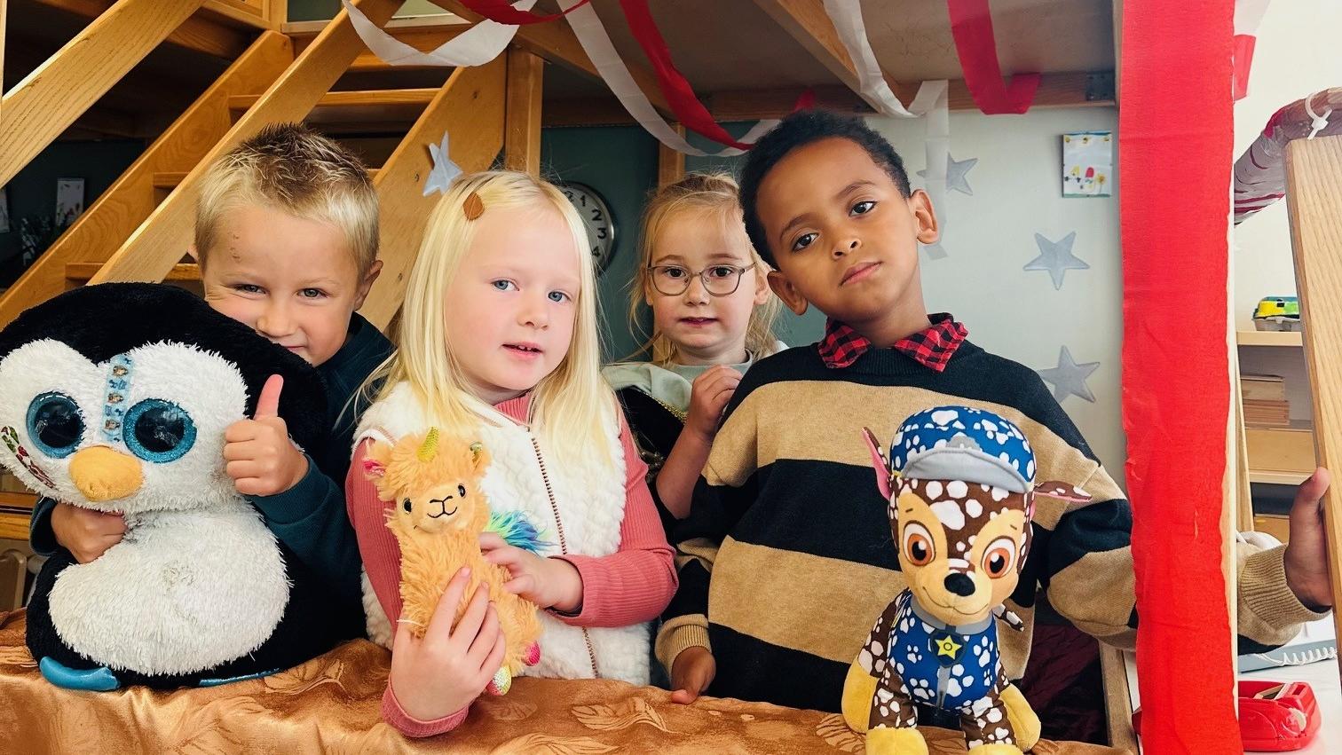 Kinderen in de supermarkt van Basisschool Aventurijn in Houten met knuffels en kleurrijke accessoires. Kinderen in de supermarkt van Basisschool Aventurijn in Houten met knuffels en kleurrijke accessoires.