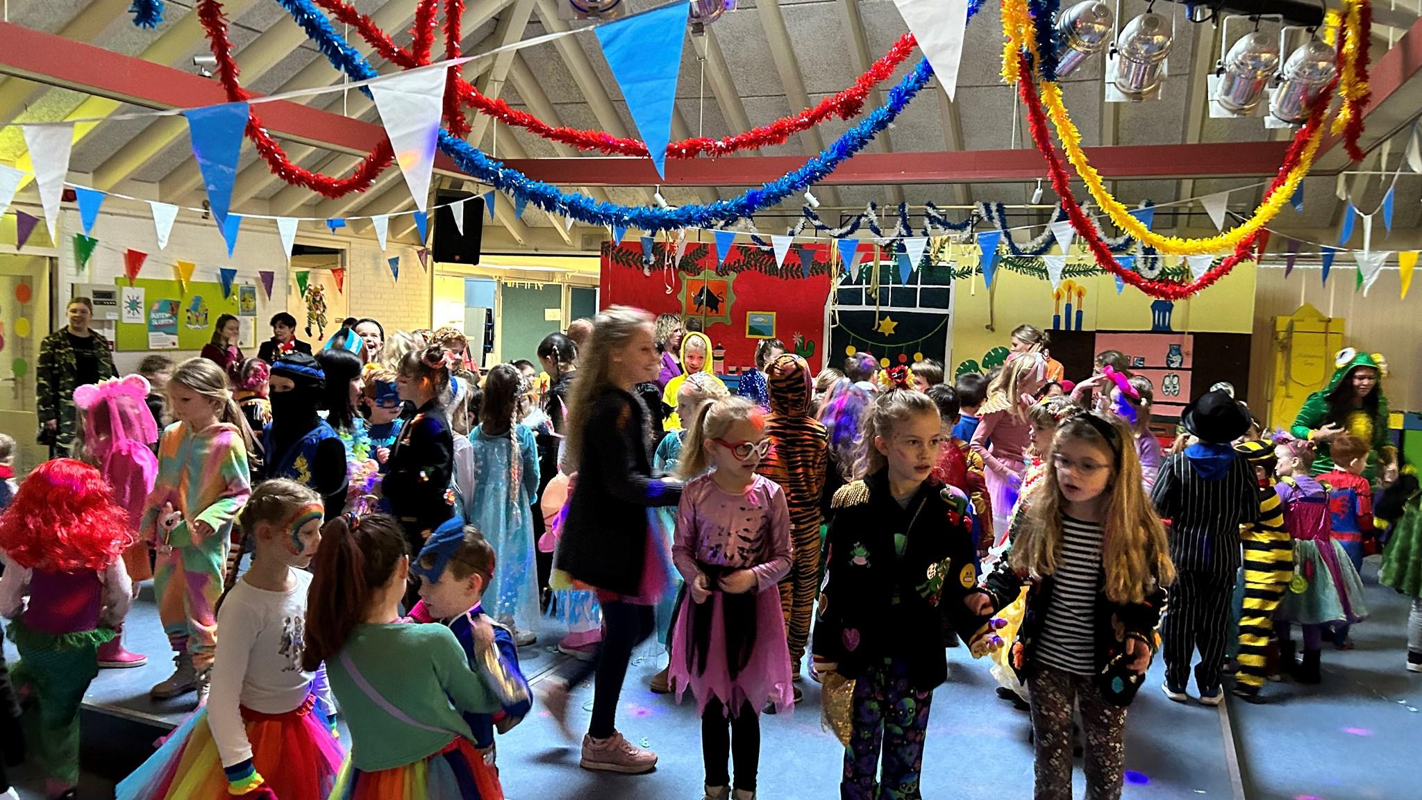 Kinderen in diverse kostuums vieren een feest in Educatief Centrum 't Sparrenbos in Rosmalen. Kinderen in diverse kostuums vieren een feest in Educatief Centrum 't Sparrenbos in Rosmalen.