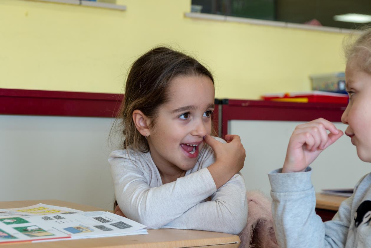 Kinderen in een klaslokaal van de RK Basisschool St Anna in Zundert aan het communiceren en lachen. Kinderen in een klaslokaal van de RK Basisschool St Anna in Zundert aan het communiceren en lachen.
