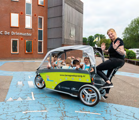 Kinderen in een speciale fiets met een begeleider op het schoolplein van IKC de Driemaster in Hoek van Holland. Kinderen in een speciale fiets met een begeleider op het schoolplein van IKC de Driemaster in Hoek van Holland.