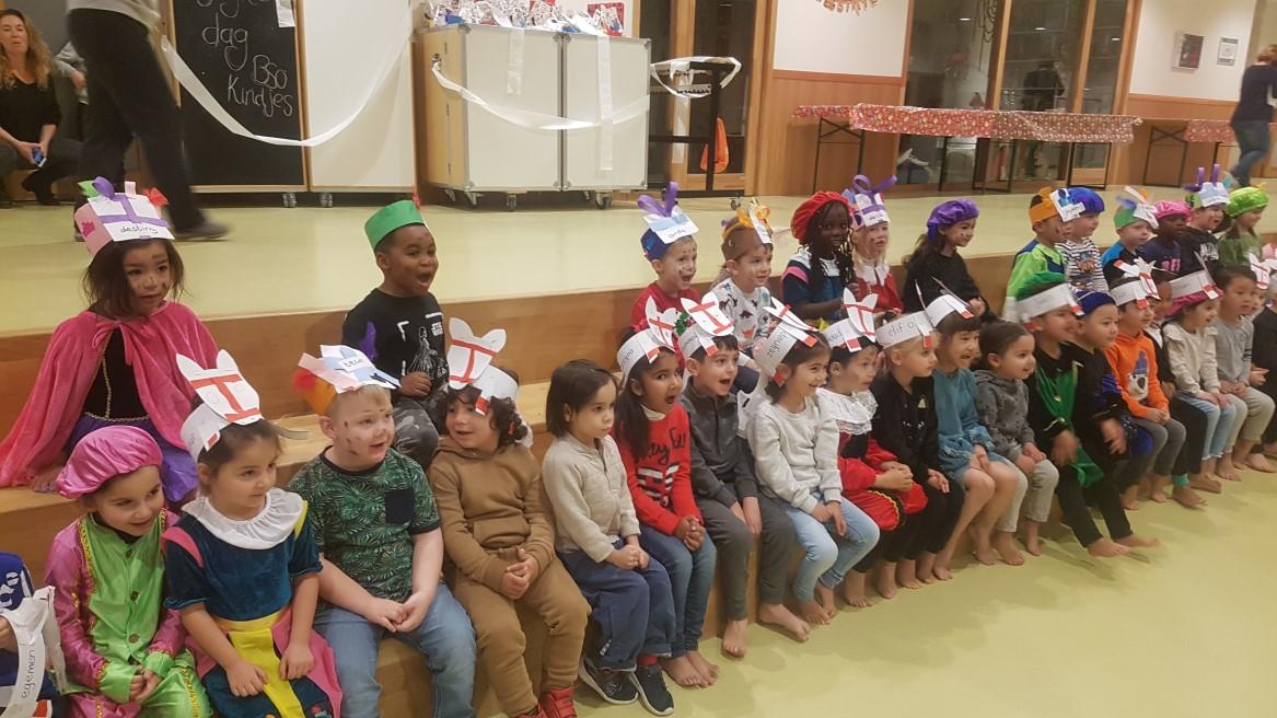 Kinderen in feestelijke kleding en hoedjes vieren een speciale gelegenheid op de Jan Ligthartschool in Den Haag. Kinderen in feestelijke kleding en hoedjes vieren een speciale gelegenheid op de Jan Ligthartschool in Den Haag.