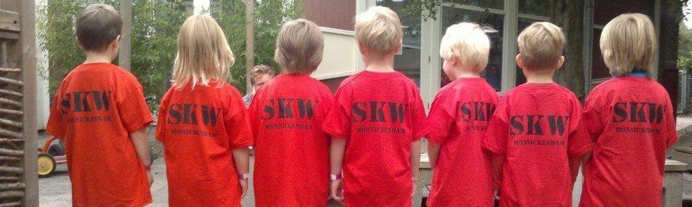 Kinderen in het schoolplein van Basisschool De Havenrakkers in Broek in Waterland, gekleed in rode shirts met 'SKW'. Kinderen in het schoolplein van Basisschool De Havenrakkers in Broek in Waterland, gekleed in rode shirts met 'SKW'.
