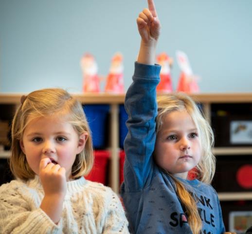 Kinderen in klaslokaal van CBS De Open Poort in Asperen, waarbij één kind zijn hand opsteekt. Kinderen in klaslokaal van CBS De Open Poort in Asperen, waarbij één kind zijn hand opsteekt.