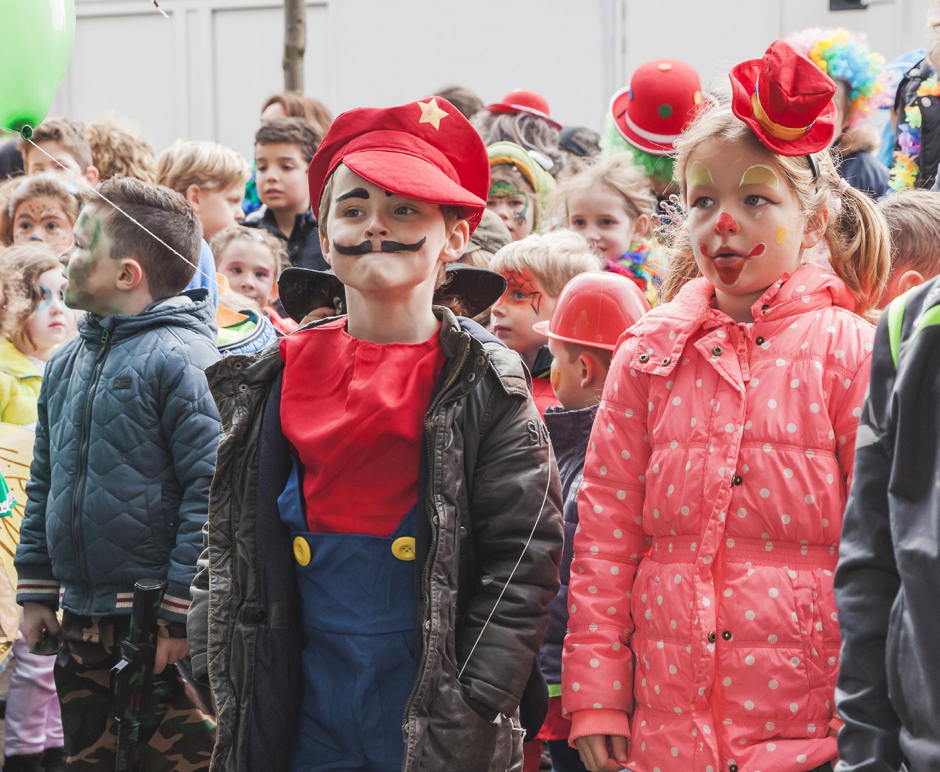 Kinderen in kostuums tijdens een evenement op het schoolplein van Openbare Basisschool De Hasselbraam in Haaren. Kinderen in kostuums tijdens een evenement op het schoolplein van Openbare Basisschool De Hasselbraam in Haaren.