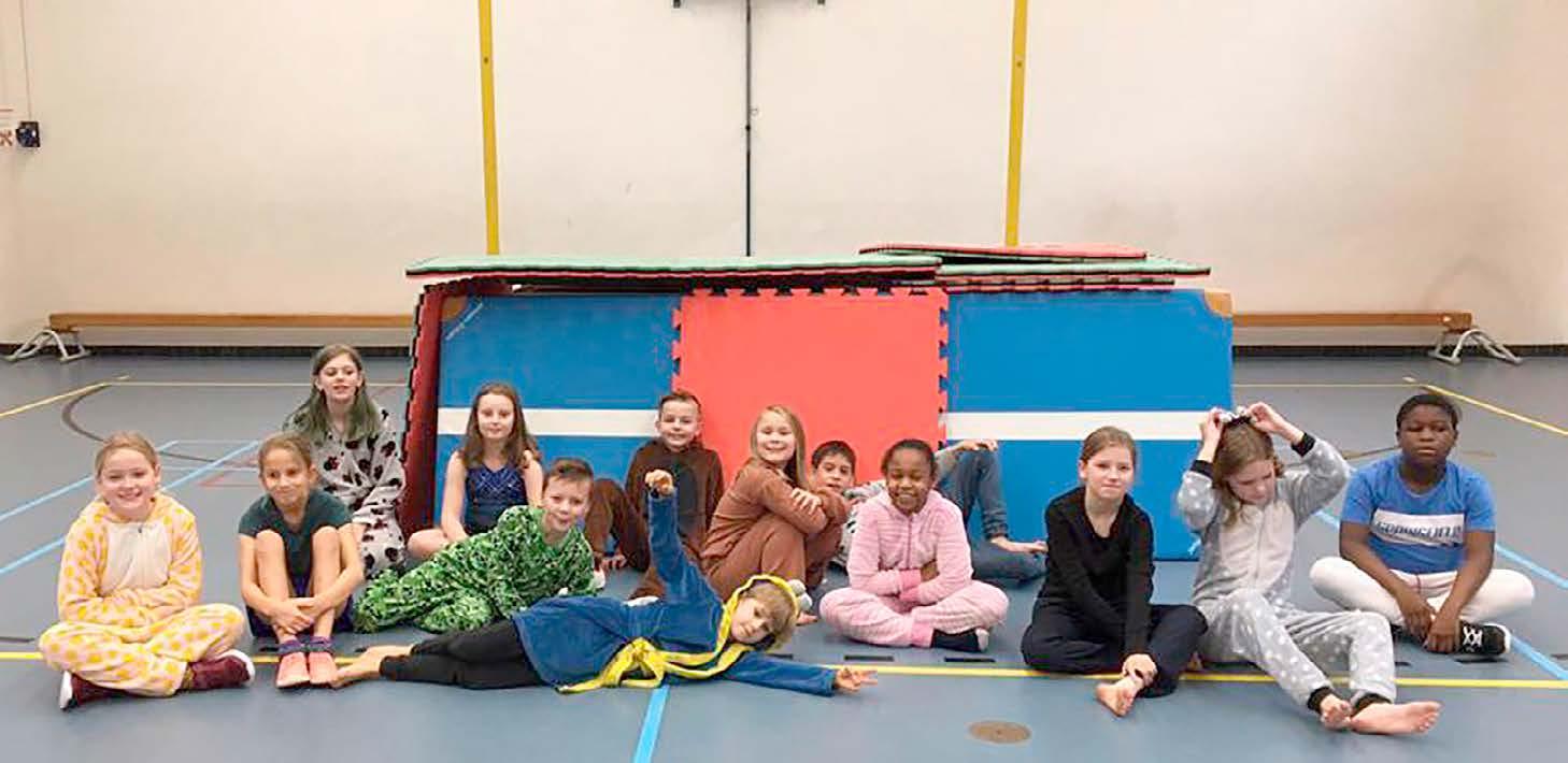 Kinderen in pyjama's poseren met een kleurrijk speelobject in de gymzaal van Avonturijn in Vlaardingen. Kinderen in pyjama's poseren met een kleurrijk speelobject in de gymzaal van Avonturijn in Vlaardingen.