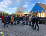 Kinderen in skates op het schoolplein van JHR Willem Versluijsschool in Aagtekerke. Kinderen in skates op het schoolplein van JHR Willem Versluijsschool in Aagtekerke.