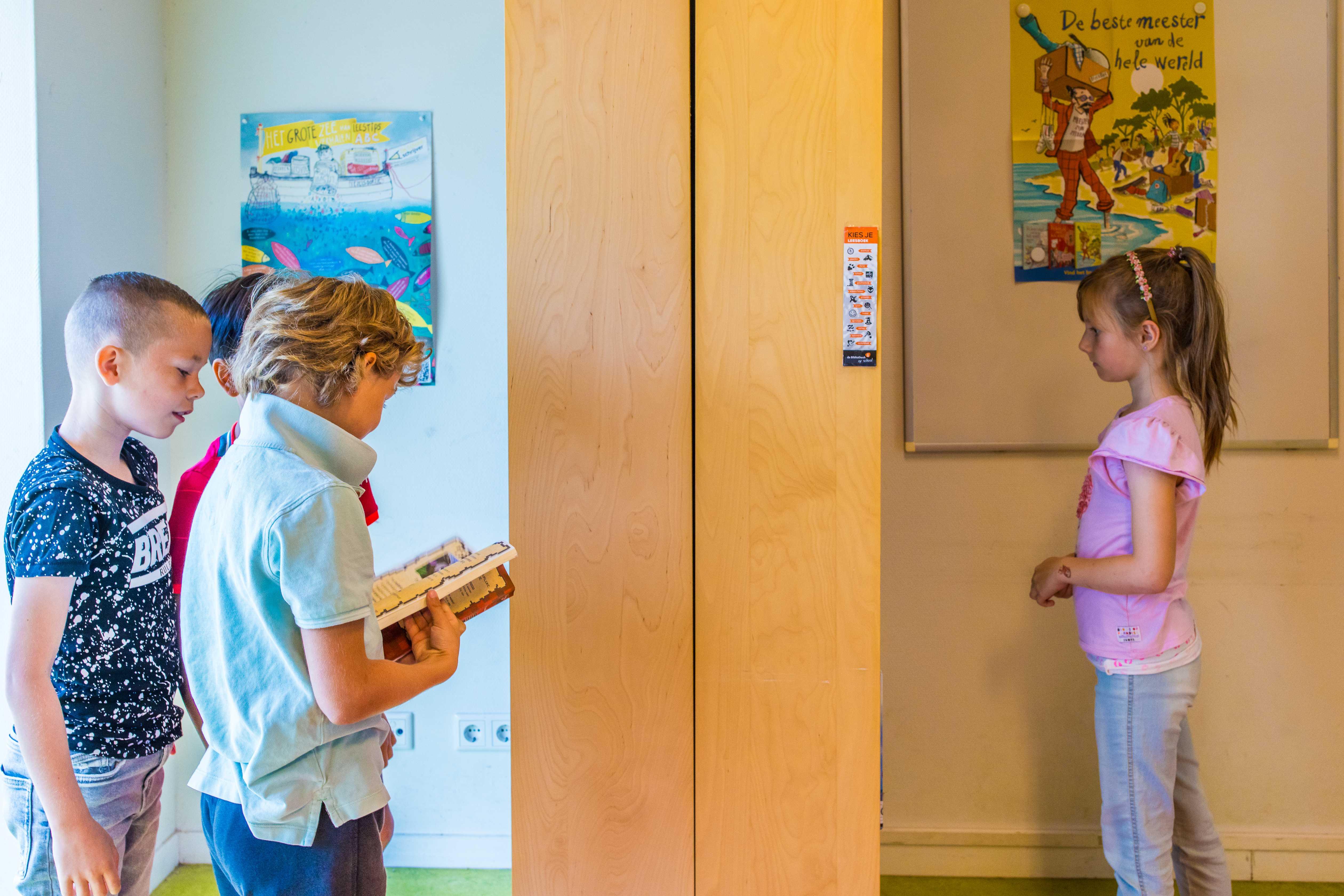 Kinderen in SWS De Gavelander in Oostwold (Gem. Westerkwartier) lezen boeken in de klas. Kinderen in SWS De Gavelander in Oostwold (Gem. Westerkwartier) lezen boeken in de klas.