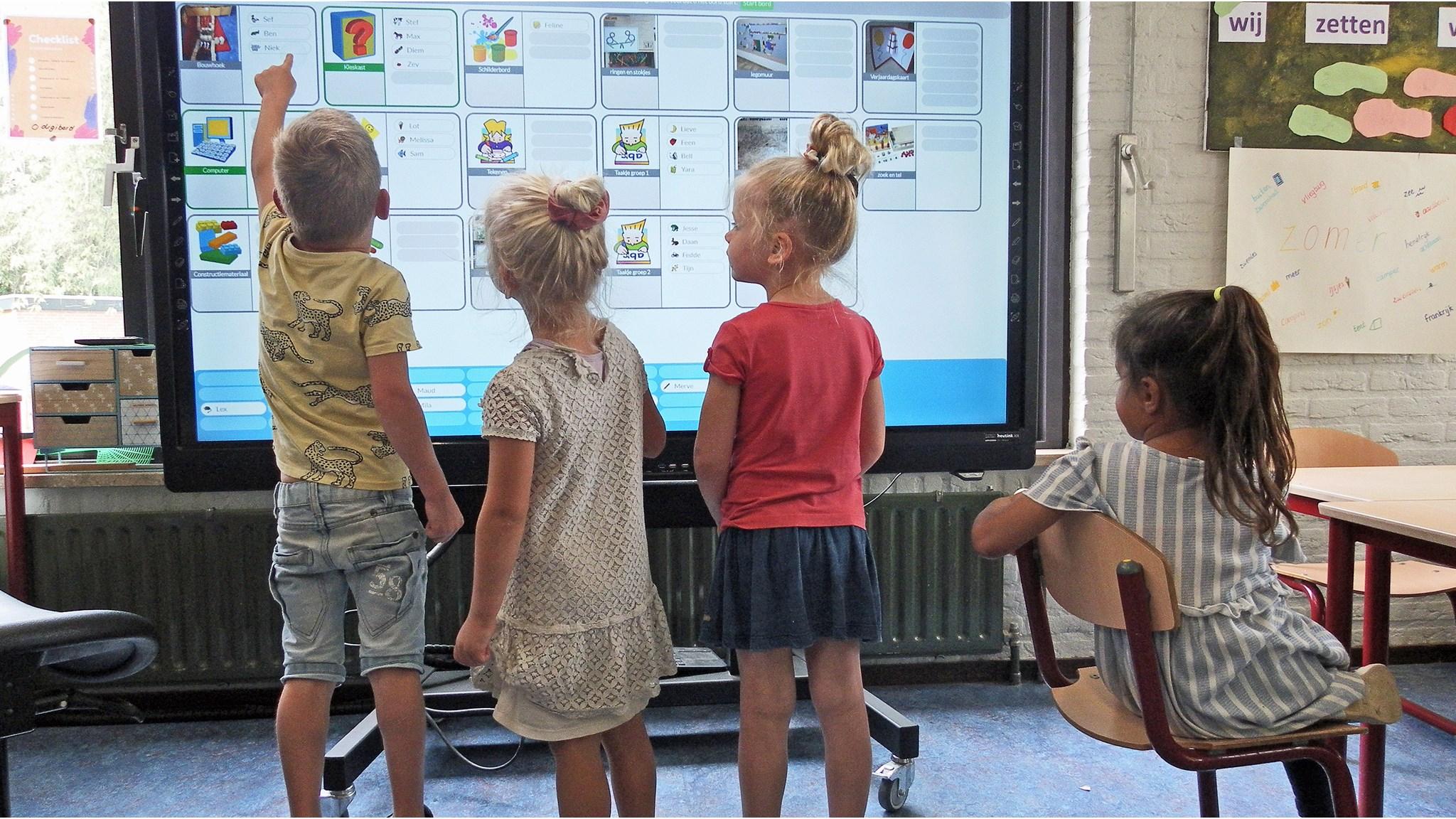 Kinderen interactief leren met een digitaal bord op Basisschool De Empel in Erp. Kinderen interactief leren met een digitaal bord op Basisschool De Empel in Erp.