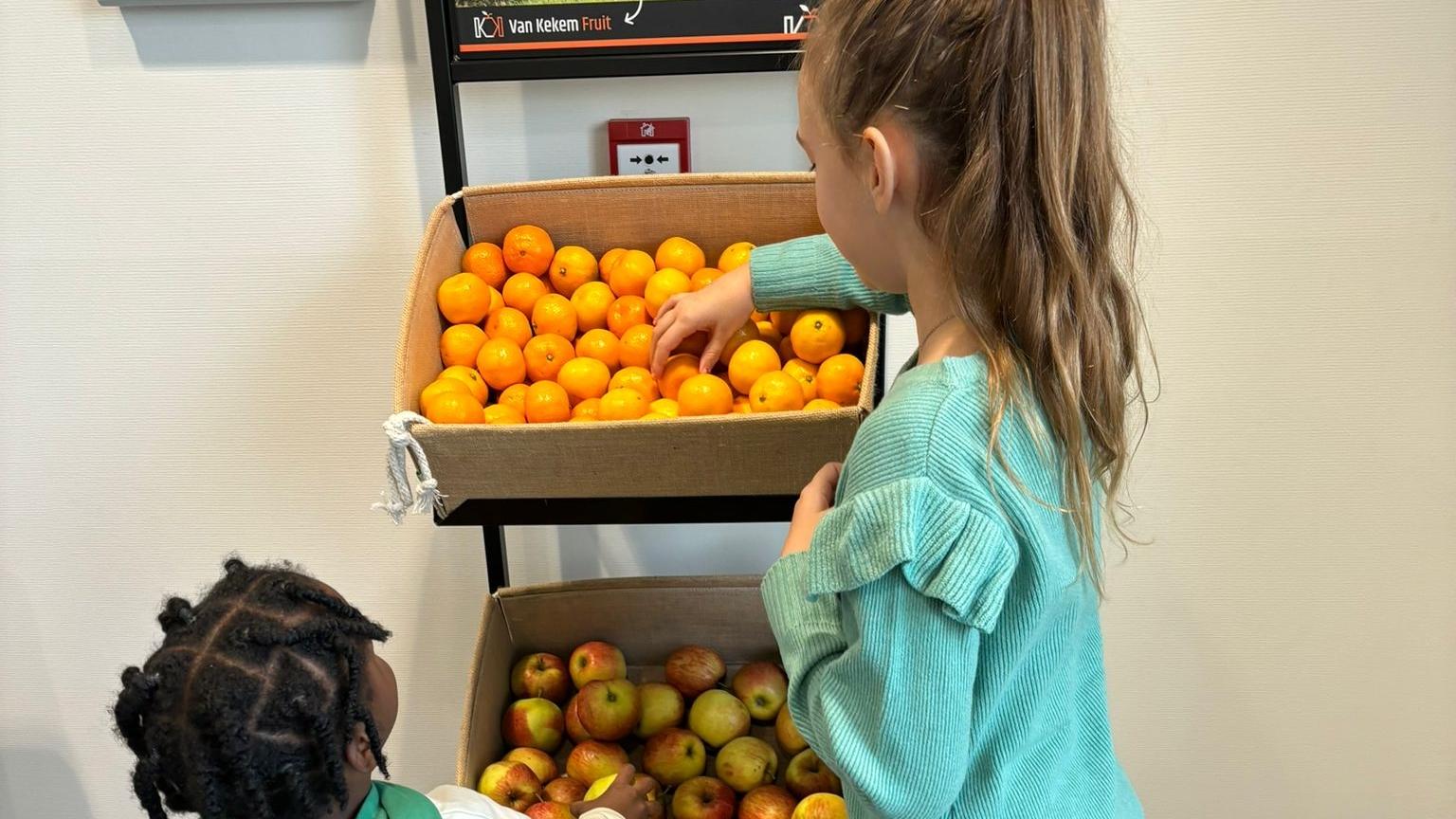 Kinderen kiezen fruit uit manden in de cbs Marimba in Spijkenisse. Kinderen kiezen fruit uit manden in de cbs Marimba in Spijkenisse.