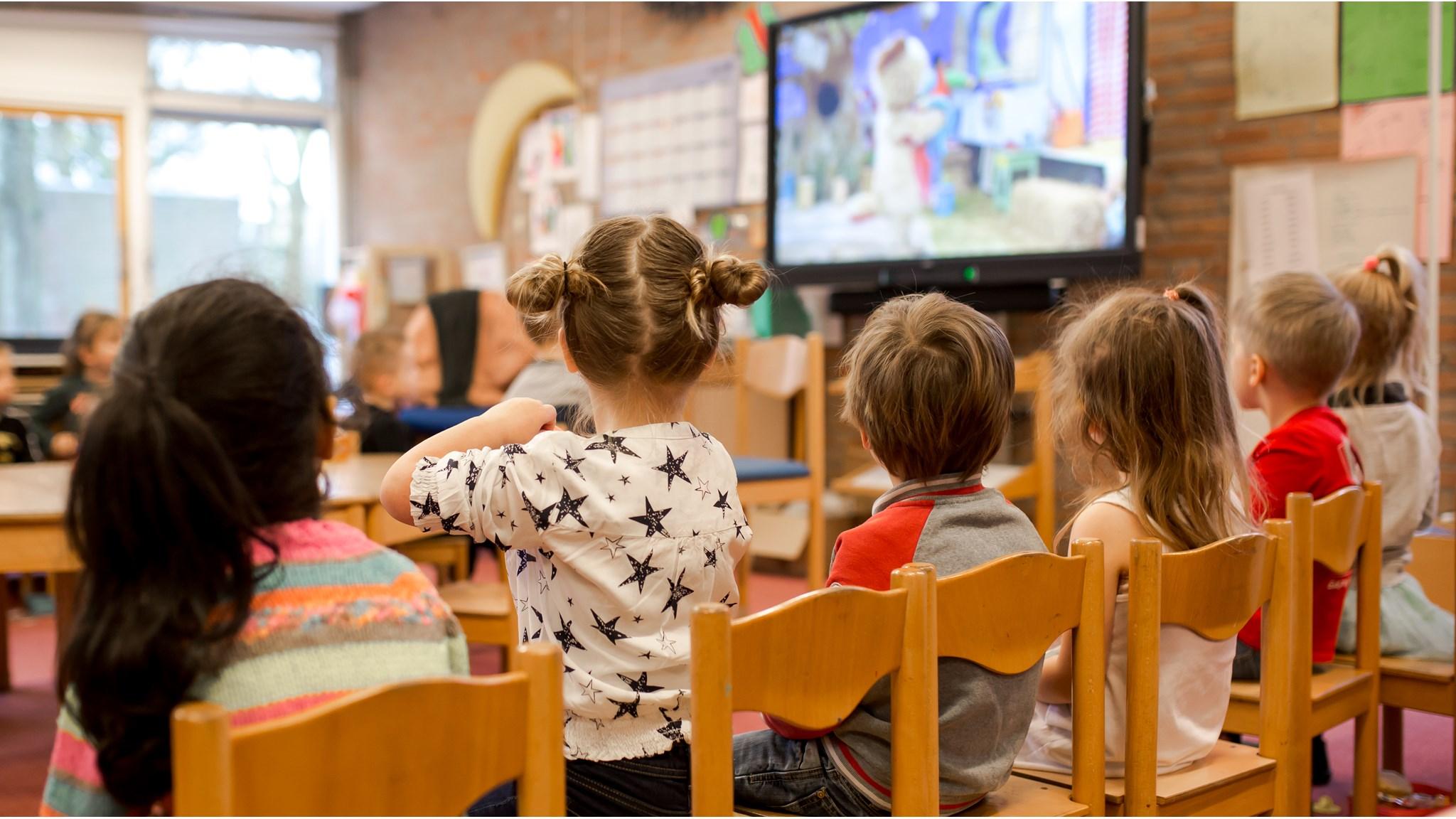 Kinderen kijken naar een educatieve programma op CBS de Waterhof in Delft. Kinderen kijken naar een educatieve programma op CBS de Waterhof in Delft.