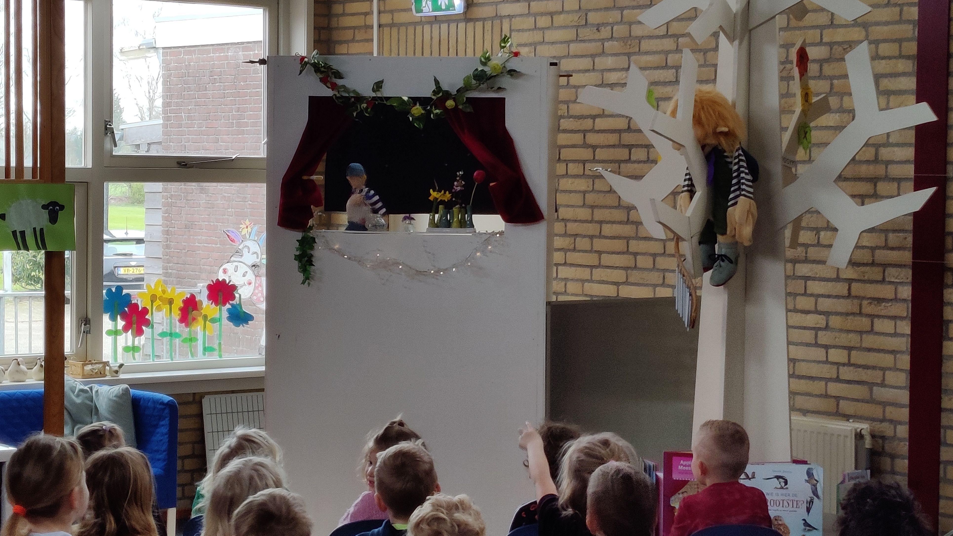 Kinderen kijken naar een poppenkastvoorstelling in Openbare Basisschool de Trede in Haule. Kinderen kijken naar een poppenkastvoorstelling in Openbare Basisschool de Trede in Haule.