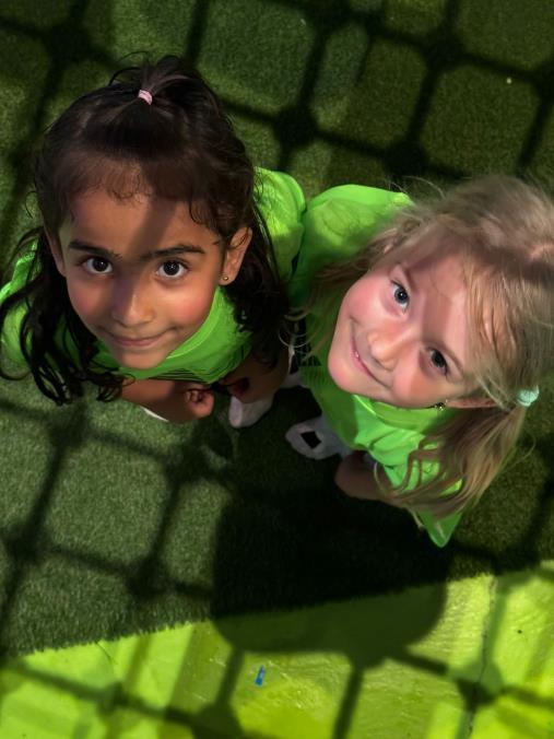Kinderen kijken omhoog op het schoolplein van obs De Dennenkamp in Ommen. Kinderen kijken omhoog op het schoolplein van obs De Dennenkamp in Ommen.