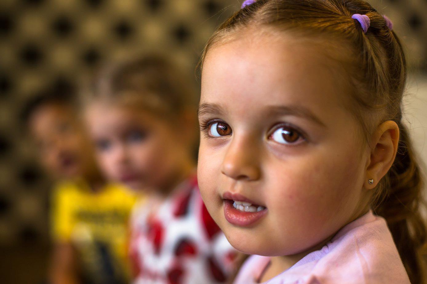 Kinderen kijken op de Sjalomschool in Capelle aan den IJssel. Kinderen kijken op de Sjalomschool in Capelle aan den IJssel.