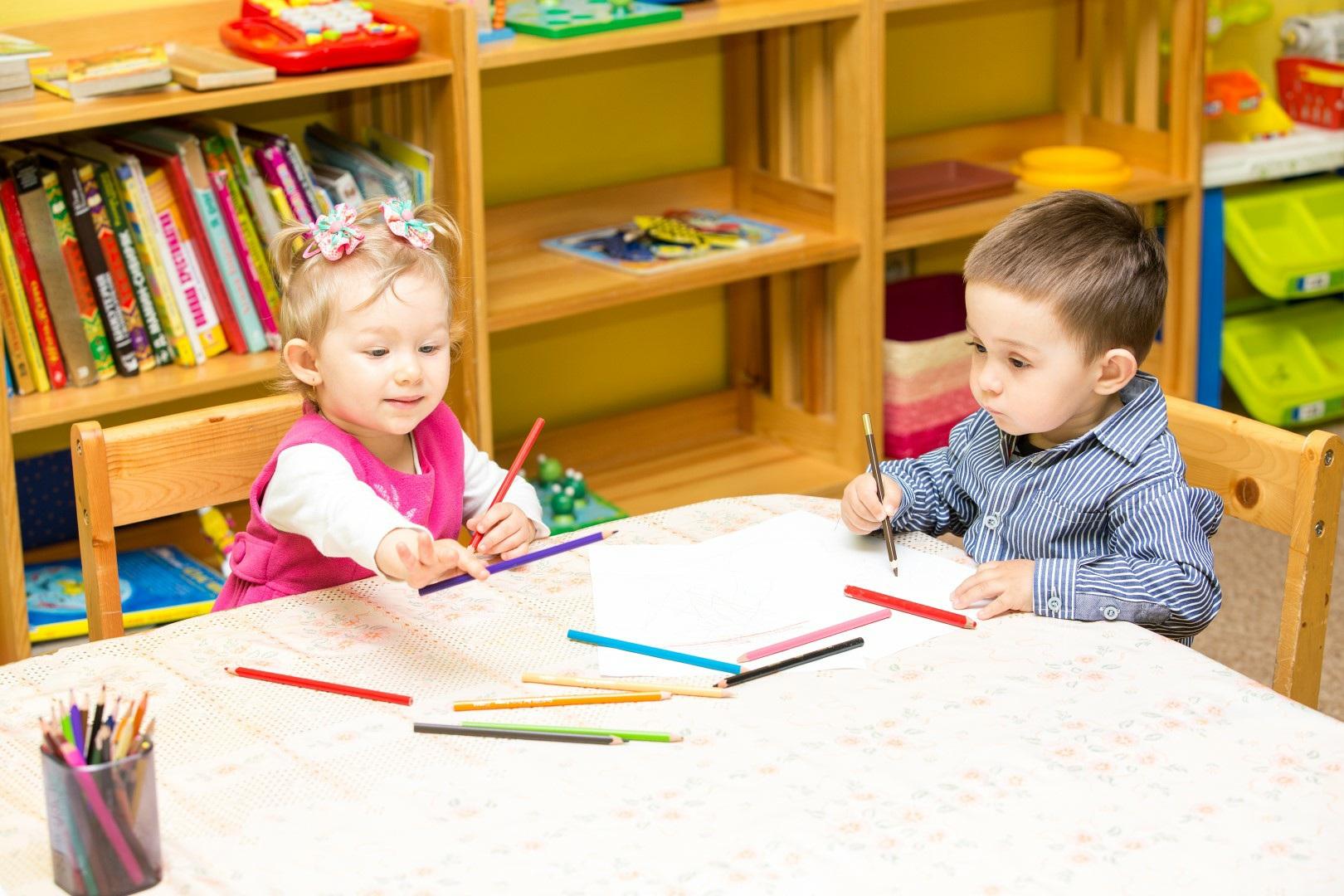 Kinderen kleuren en spelen met kleurpotloden in ZML de Ark Oud-Beijerland. Kinderen kleuren en spelen met kleurpotloden in ZML de Ark Oud-Beijerland.