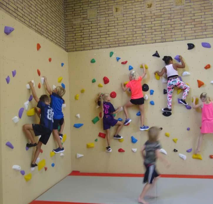 Kinderen klimmen op een klimwand in Christelijke Basisschool de Roerganger in Heerenveen. Kinderen klimmen op een klimwand in Christelijke Basisschool de Roerganger in Heerenveen.