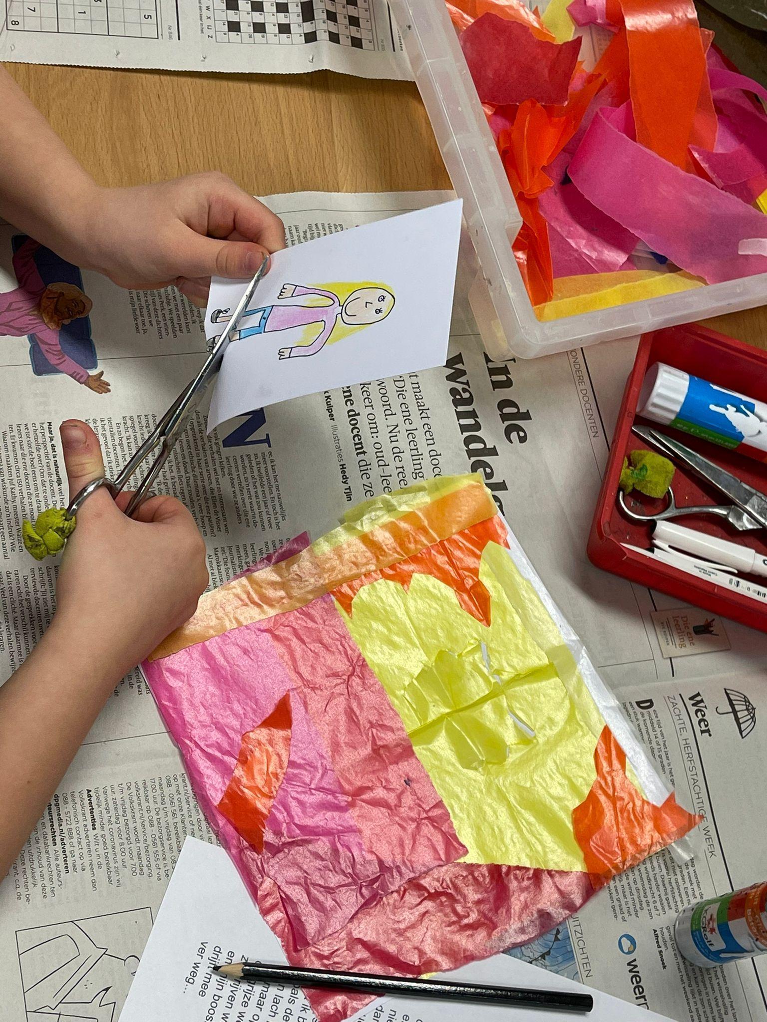 Kinderen knutselen met kleurrijke papiertjes bij Basisschool Oostelijke Eilanden in Amsterdam. Kinderen knutselen met kleurrijke papiertjes bij Basisschool Oostelijke Eilanden in Amsterdam.
