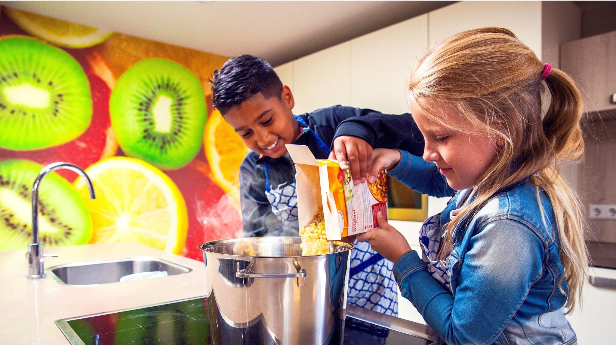 Kinderen koken samen in de keuken van Christelijke Basisschool de Wegwijzer in 's-Gravenzande. Kinderen koken samen in de keuken van Christelijke Basisschool de Wegwijzer in 's-Gravenzande.