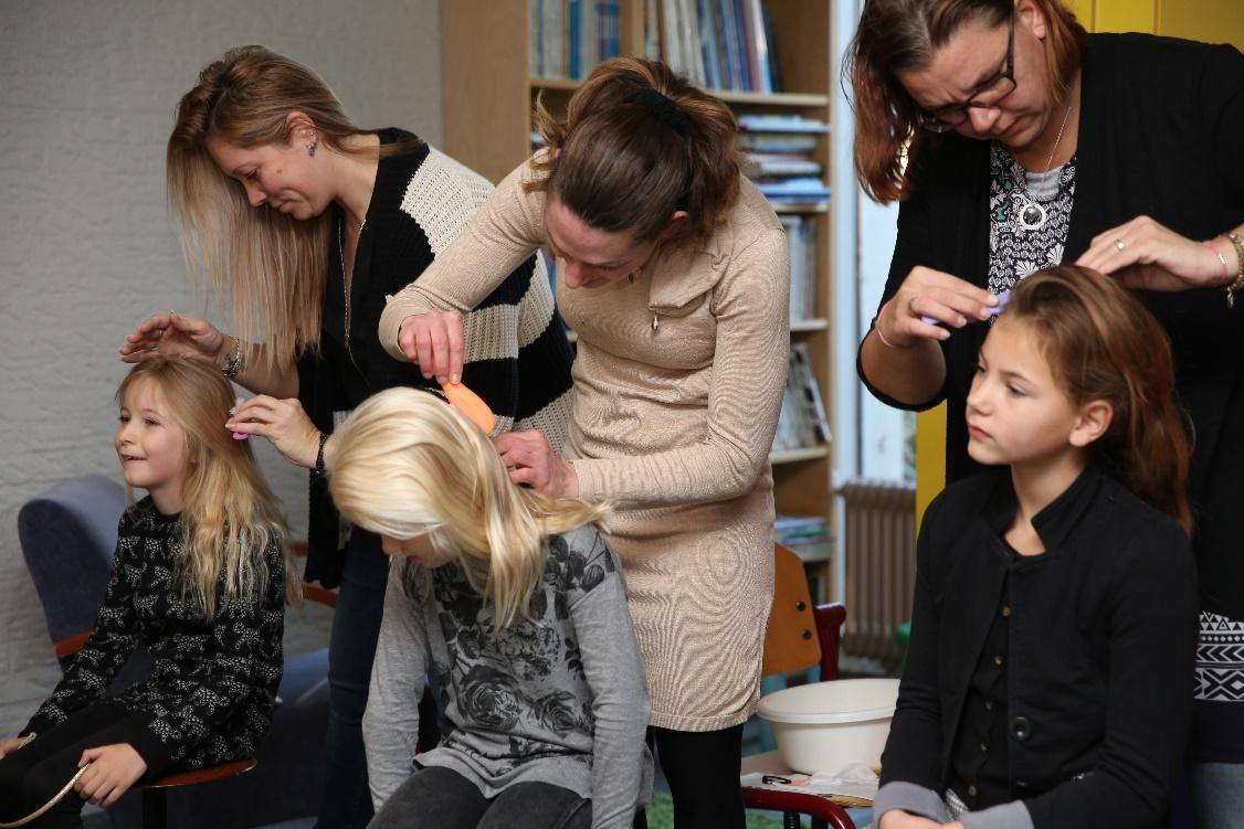 Kinderen krijgen haardracht hulp van volwassenen tijdens een activiteit op Basisschool De Uilenburcht in Driebergen-Rijsenburg. Kinderen krijgen haardracht hulp van volwassenen tijdens een activiteit op Basisschool De Uilenburcht in Driebergen-Rijsenburg.