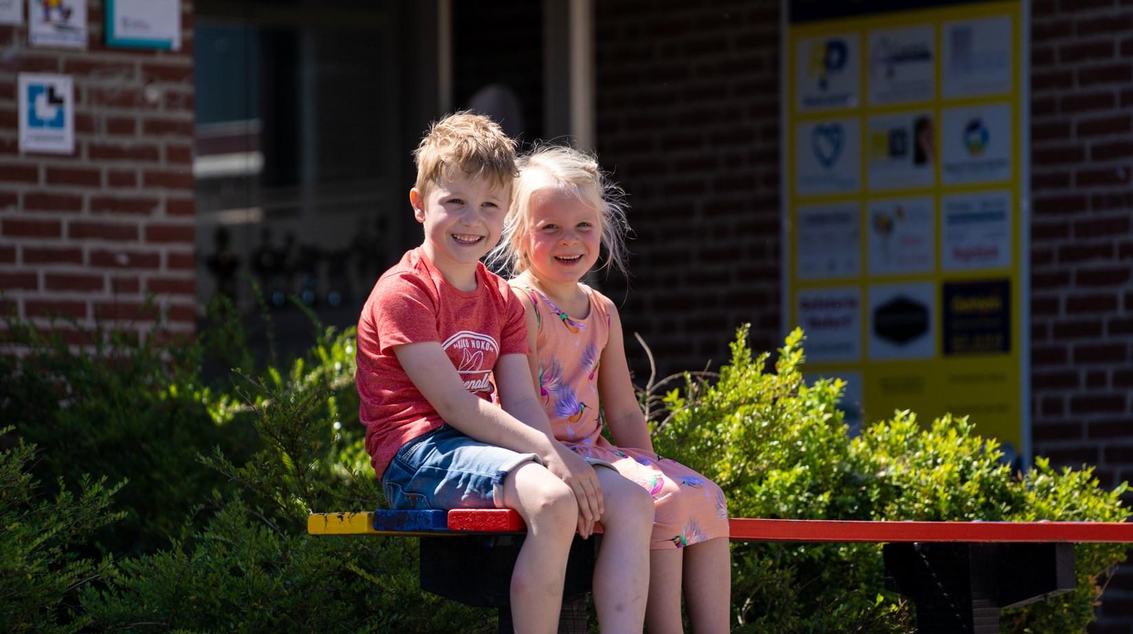 Kinderen lachen blij op het schoolplein van Basisschool De Hovenier in Montfort. Kinderen lachen blij op het schoolplein van Basisschool De Hovenier in Montfort.