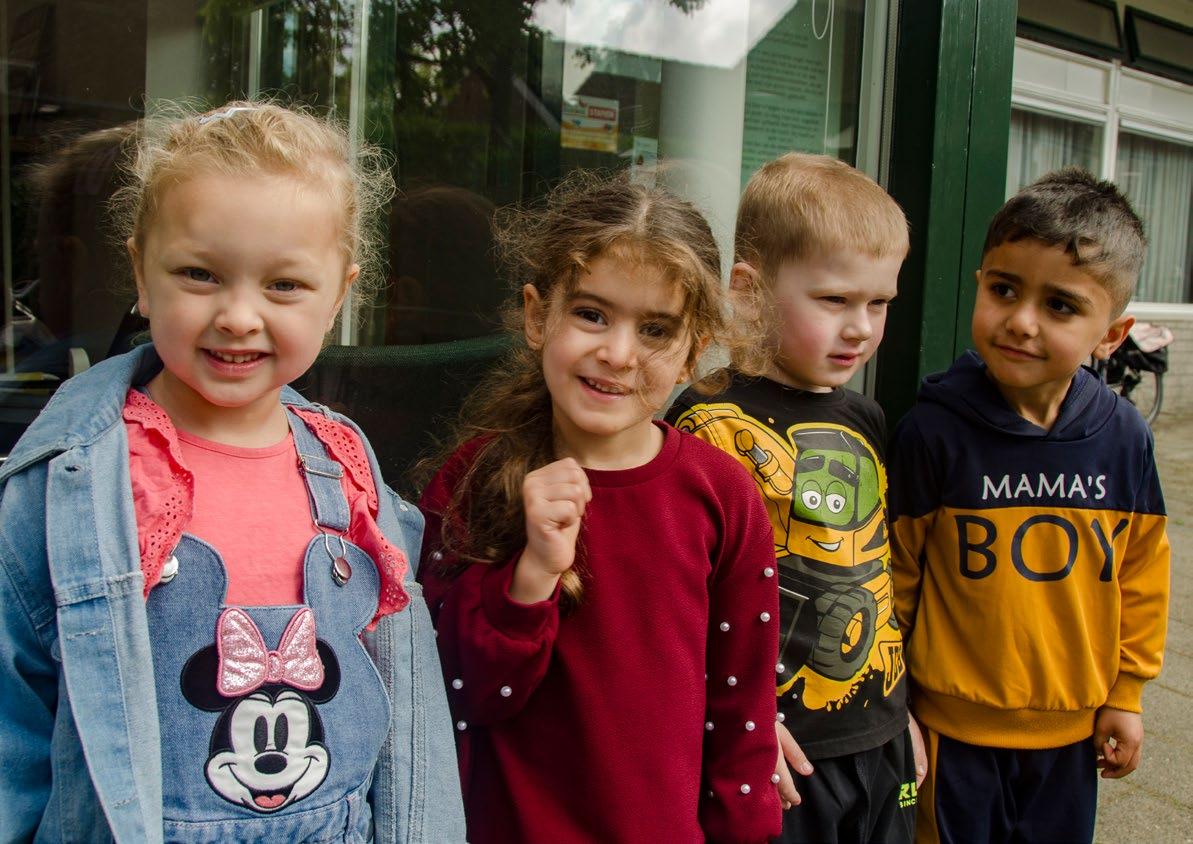 Kinderen lachen en poseren samen buiten de Openbare Basisschool Kamperfoelie in Huizen. Kinderen lachen en poseren samen buiten de Openbare Basisschool Kamperfoelie in Huizen.