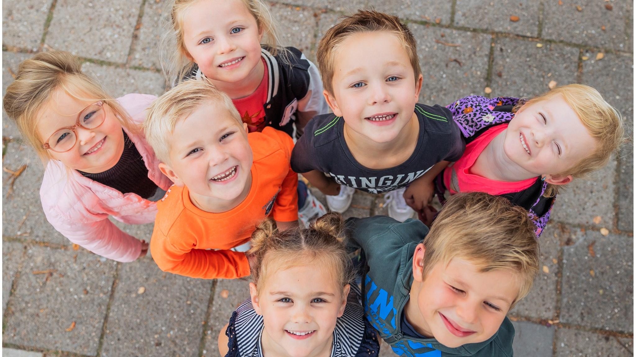 Kinderen lachen en poseren samen op het schoolplein van IKC-WereldWijs in Loosdrecht. Kinderen lachen en poseren samen op het schoolplein van IKC-WereldWijs in Loosdrecht.