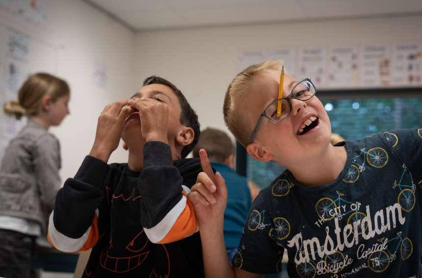 Kinderen lachen en spelen in de klas van Openbare Basisschool De Flierefluiter in Almere. Kinderen lachen en spelen in de klas van Openbare Basisschool De Flierefluiter in Almere.