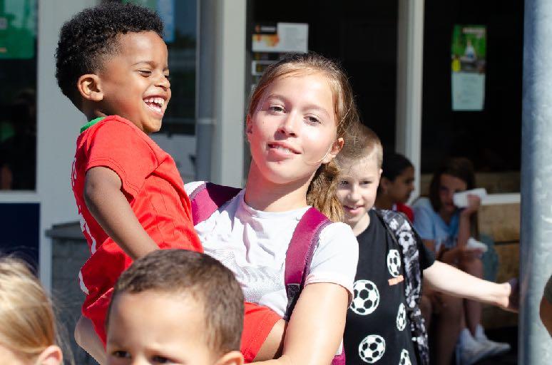 Kinderen lachen en spelen op het schoolplein van Openbare Basisschool De Tweemaster in Pijnacker. Kinderen lachen en spelen op het schoolplein van Openbare Basisschool De Tweemaster in Pijnacker.