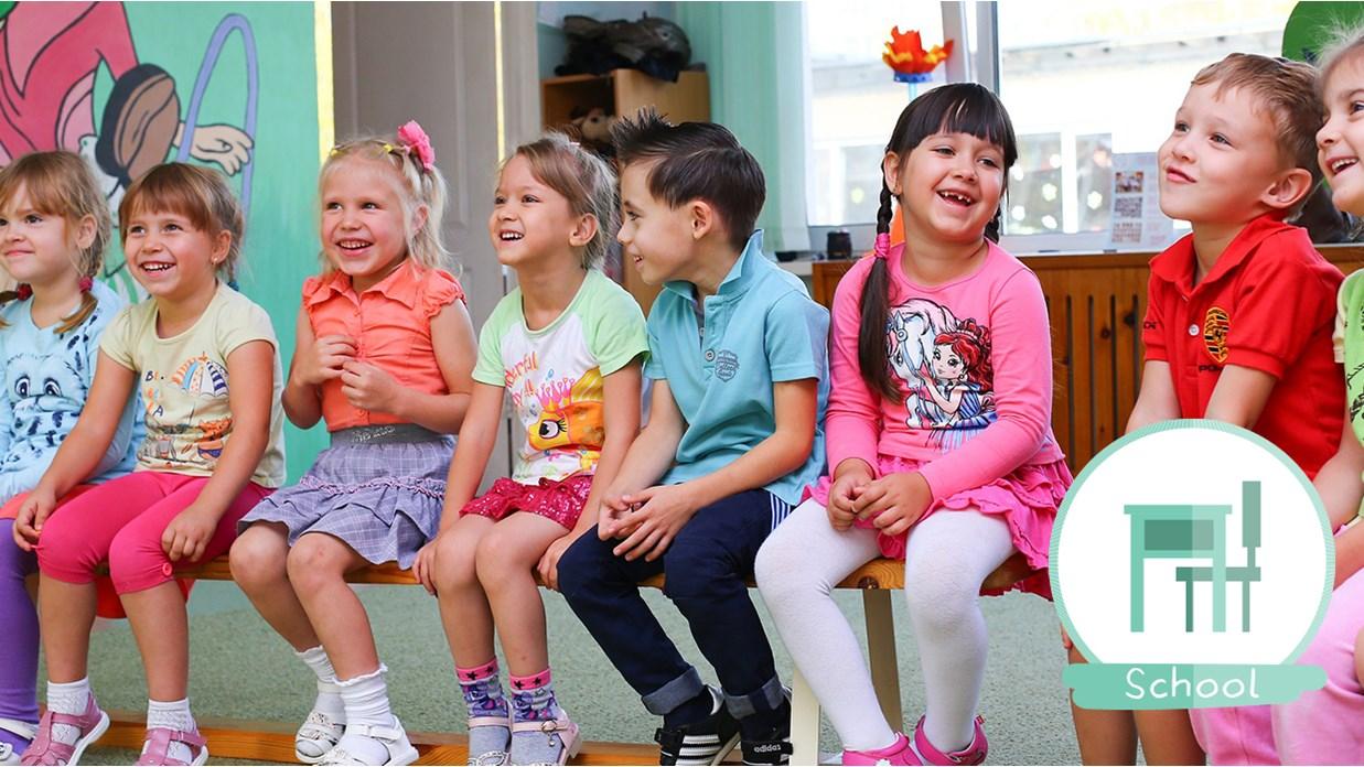 Kinderen lachen en zitten samen in de klas van Basisschool Paus Joannes XXIII in Hengelo. Kinderen lachen en zitten samen in de klas van Basisschool Paus Joannes XXIII in Hengelo.