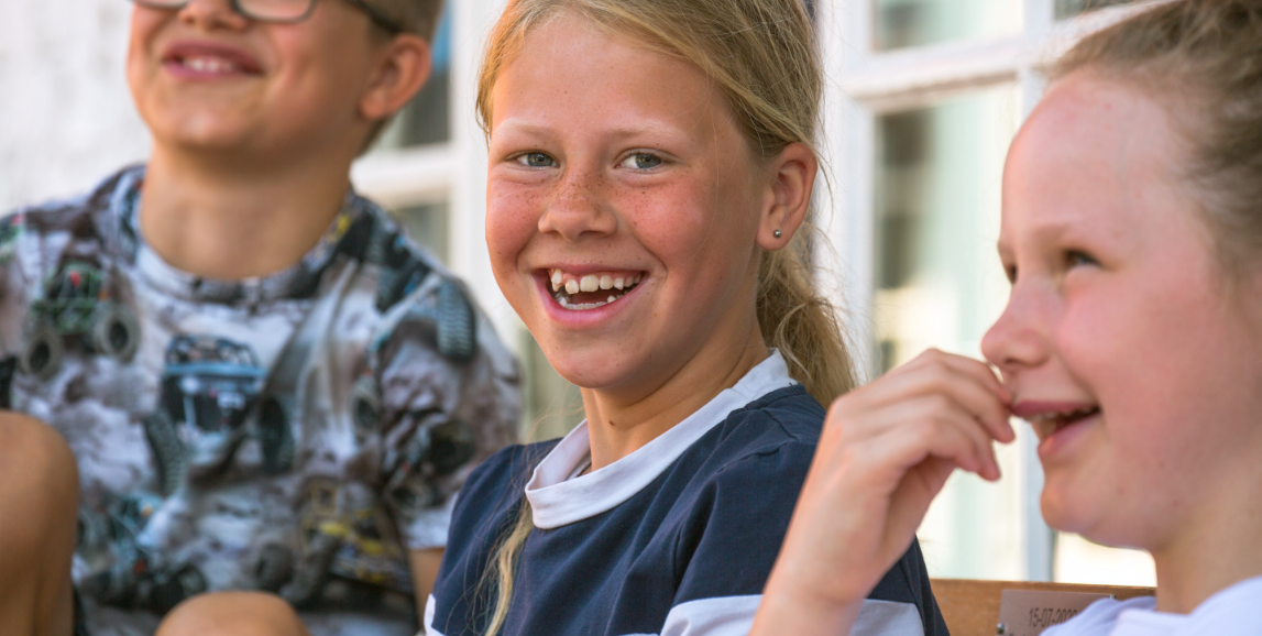 Kinderen lachen samen op het schoolplein van Basisschool Sint Jozef in Schipluiden. Kinderen lachen samen op het schoolplein van Basisschool Sint Jozef in Schipluiden.
