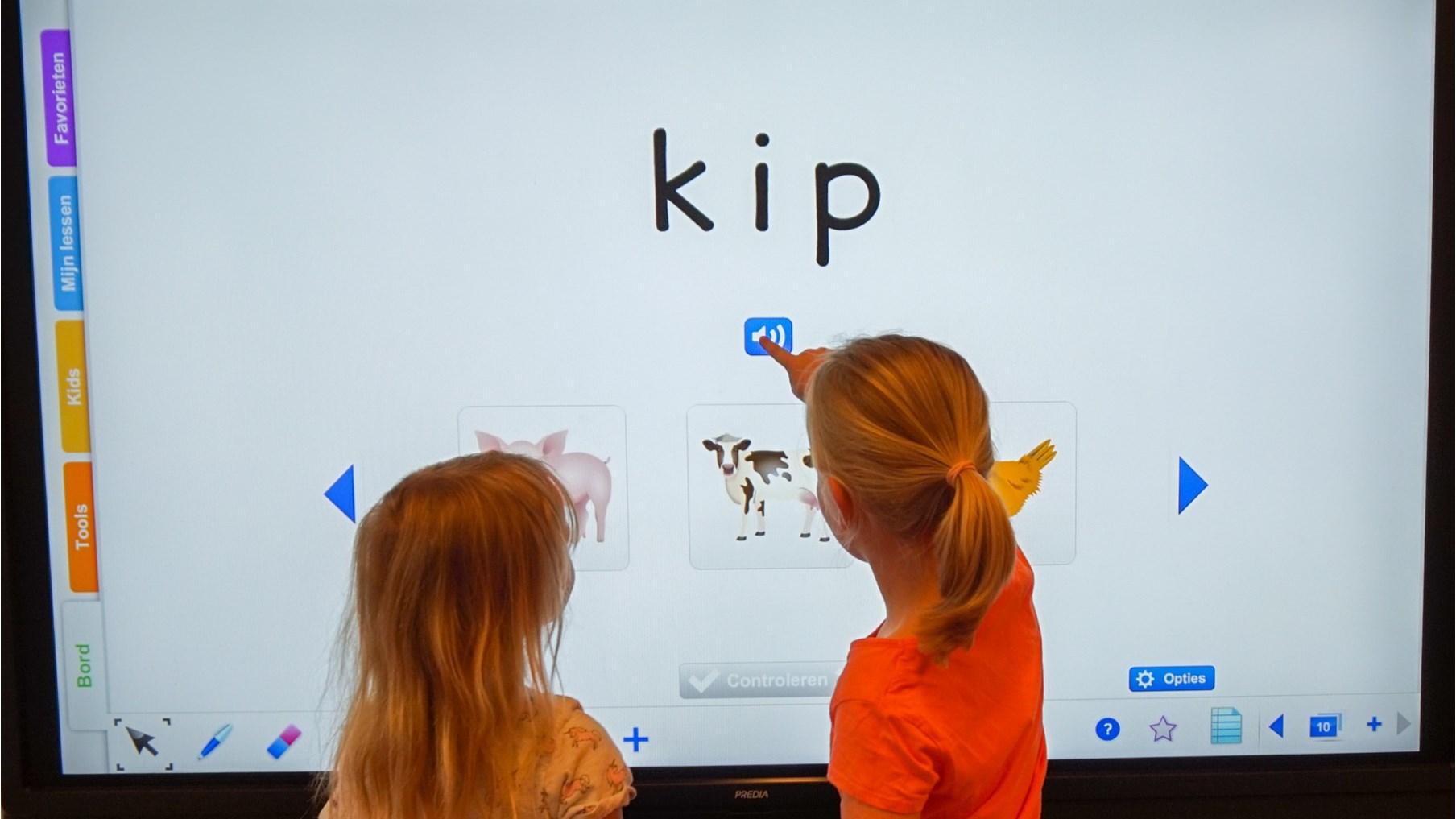 Kinderen leren dierenafbeeldingen en woorden op het digibord bij Montessori Basisschool De Kosmos in Hoogland. Kinderen leren dierenafbeeldingen en woorden op het digibord bij Montessori Basisschool De Kosmos in Hoogland.