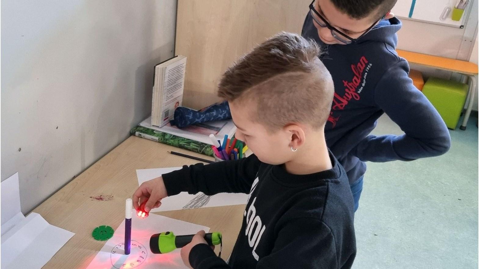 Kinderen leren en experimenteren met licht in De Finnjol in Lelystad.