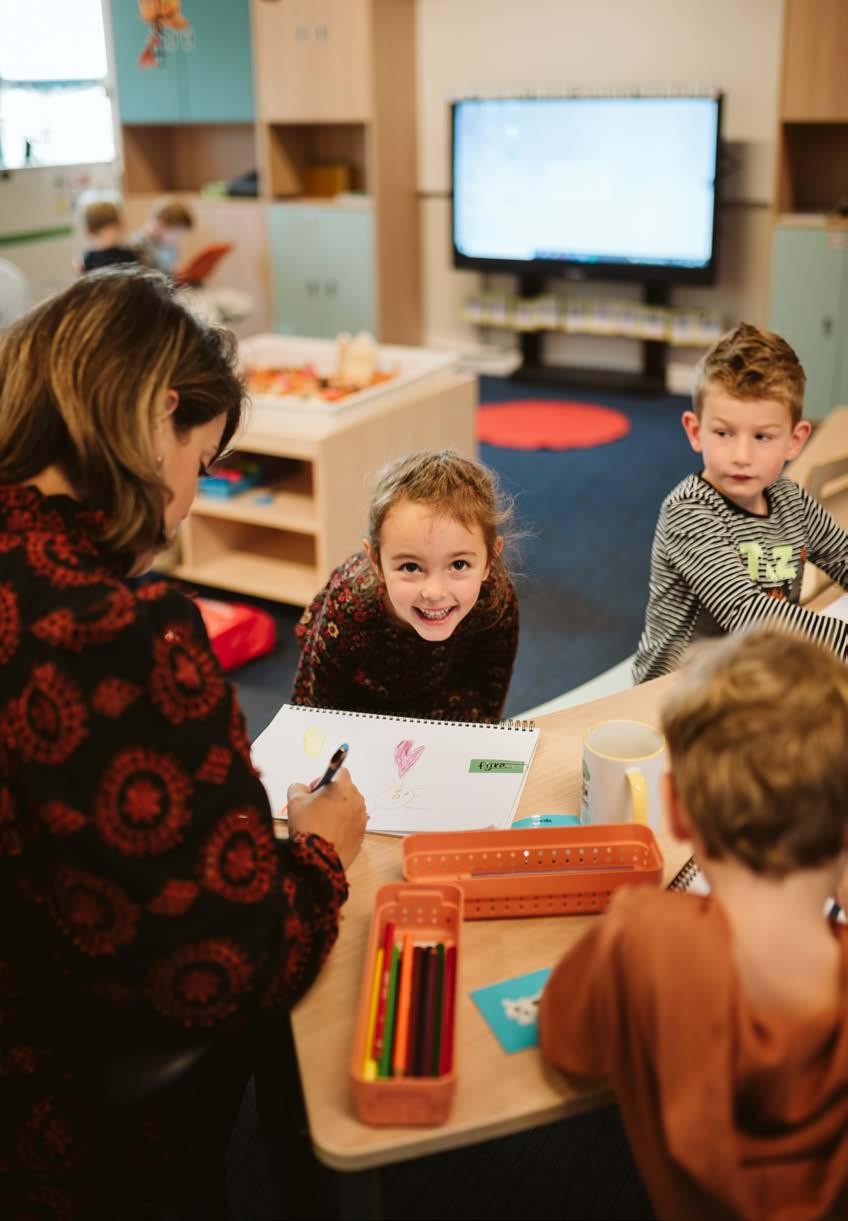 Kinderen leren en spelen met creatieve materialen in Openbare Basisschool De Bogerd in Rossum (Gelderland). Kinderen leren en spelen met creatieve materialen in Openbare Basisschool De Bogerd in Rossum (Gelderland).
