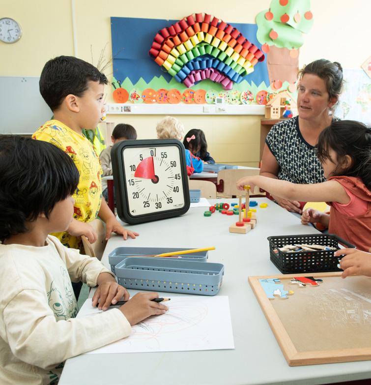 Kinderen leren en spelen onder begeleiding van een docent in klaslokaal van De Kleine Keizer in Den Haag. Kinderen leren en spelen onder begeleiding van een docent in klaslokaal van De Kleine Keizer in Den Haag.