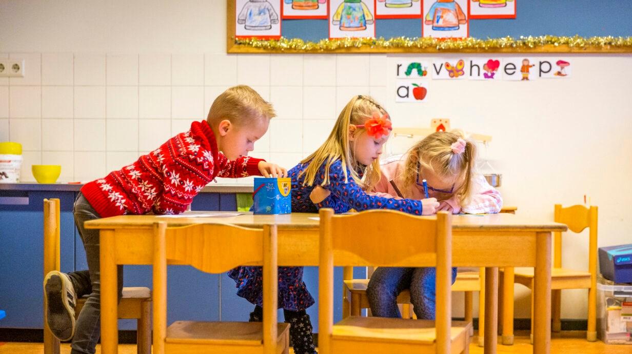 Kinderen leren en spelen samen in de klas van de Prins Willem Alexanderschool in 's-Gravenzande. Kinderen leren en spelen samen in de klas van de Prins Willem Alexanderschool in 's-Gravenzande.