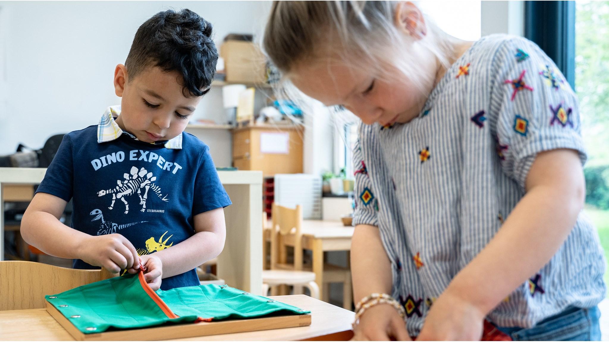 Kinderen leren en spelen samen in de klas van OMBS Ziezo in Roosendaal. Kinderen leren en spelen samen in de klas van OMBS Ziezo in Roosendaal.