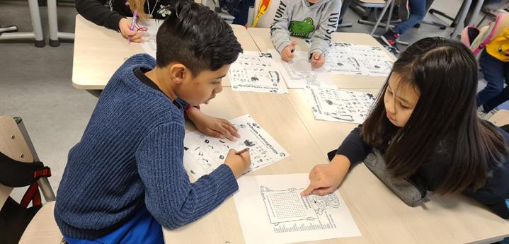 Kinderen leren en werken samen aan opdrachten in de klas van christelijke basisschool De Spiegel in Den Haag. Kinderen leren en werken samen aan opdrachten in de klas van christelijke basisschool De Spiegel in Den Haag.