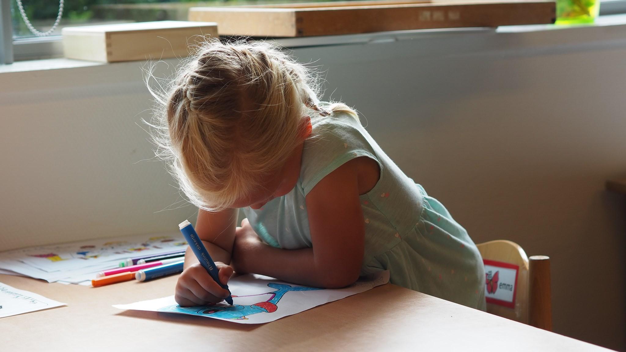 Kinderen leren kleuren in de klas van PCBS Het Mozaïek in Hollandscheveld. Kinderen leren kleuren in de klas van PCBS Het Mozaïek in Hollandscheveld.