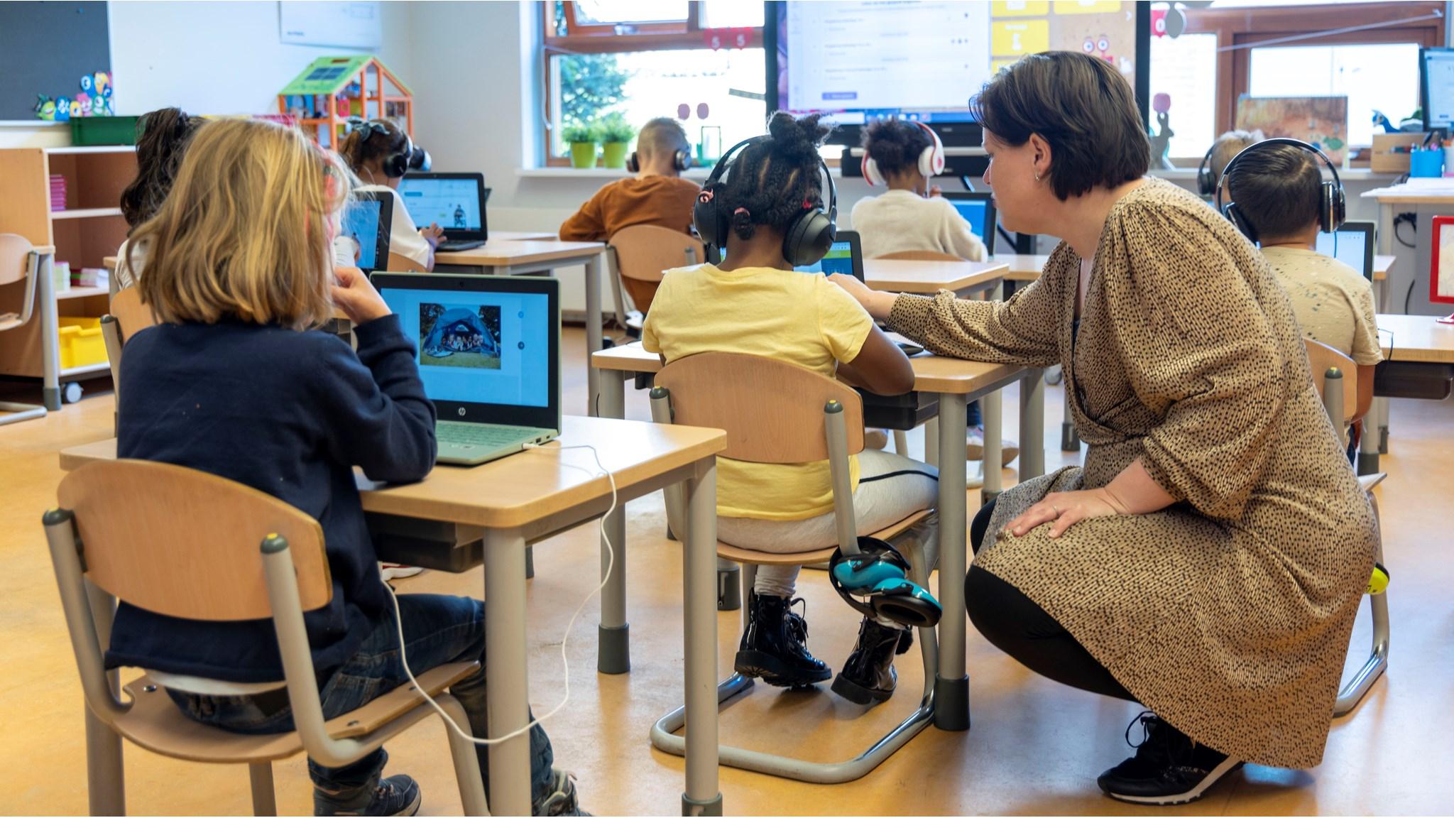 Kinderen leren met computers in de klas van Basisschool Valkenheuvel in Driebergen-Rijsenburg. Kinderen leren met computers in de klas van Basisschool Valkenheuvel in Driebergen-Rijsenburg.