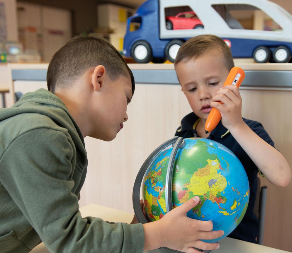 Kinderen leren over de wereld met een globe op De Kleine Keizer in Den Haag. Kinderen leren over de wereld met een globe op De Kleine Keizer in Den Haag.