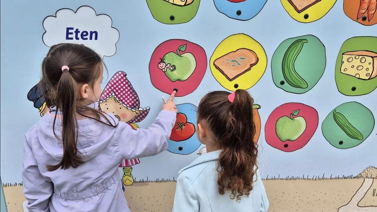 Kinderen leren over gezonde voeding op de muur van het schoolplein van Parkwijck, Openbare Basisschool in Dordrecht. Kinderen leren over gezonde voeding op de muur van het schoolplein van Parkwijck, Openbare Basisschool in Dordrecht.