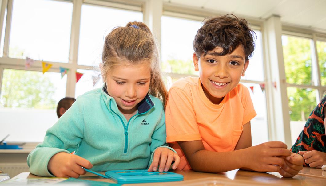 Kinderen leren samen in de klas van de Fatimaschool in Rotterdam. Kinderen leren samen in de klas van de Fatimaschool in Rotterdam.