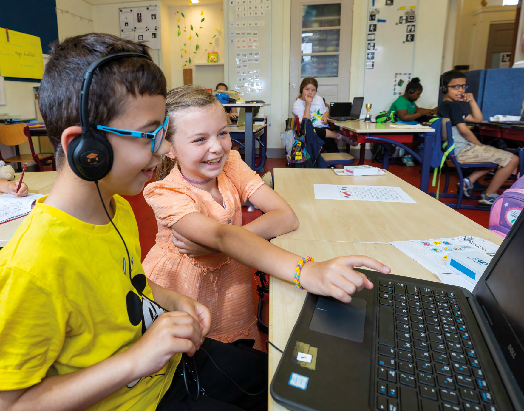 Kinderen leren samen met behulp van een laptop in het klaslokaal van De Springplank in Huizen. Kinderen leren samen met behulp van een laptop in het klaslokaal van De Springplank in Huizen.