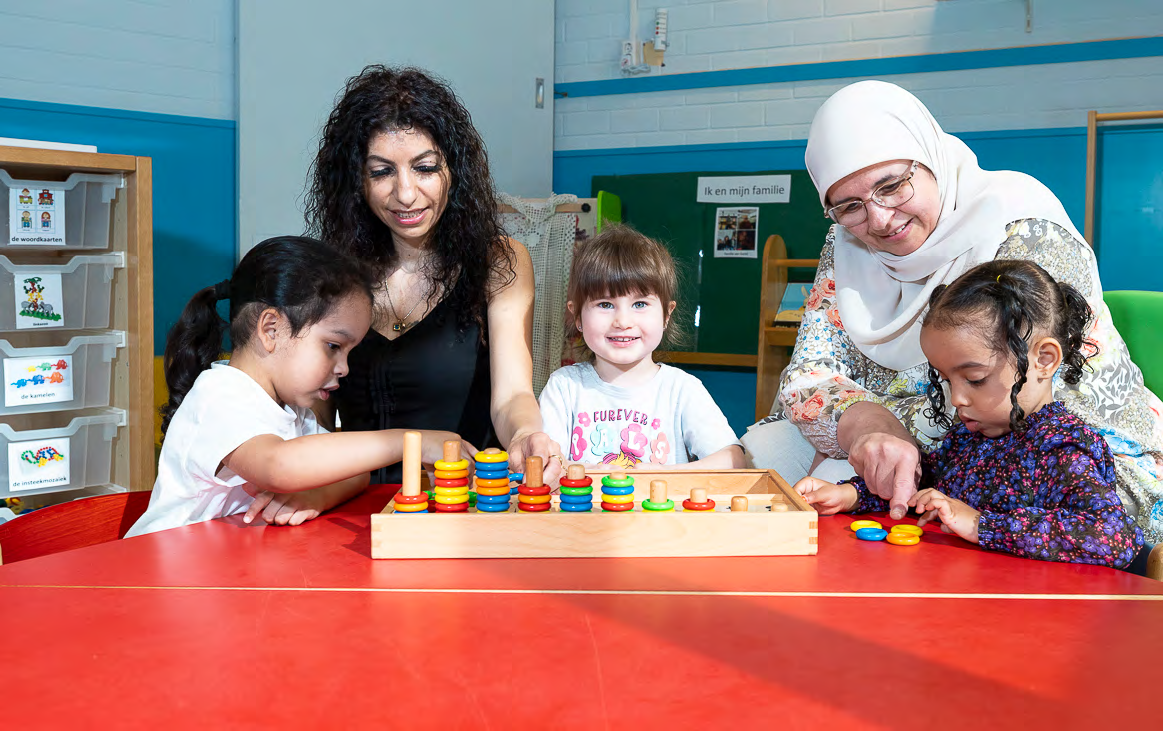 Kinderen leren spelen en samenwerken in de klas van CBS Mozaïek in Rotterdam.