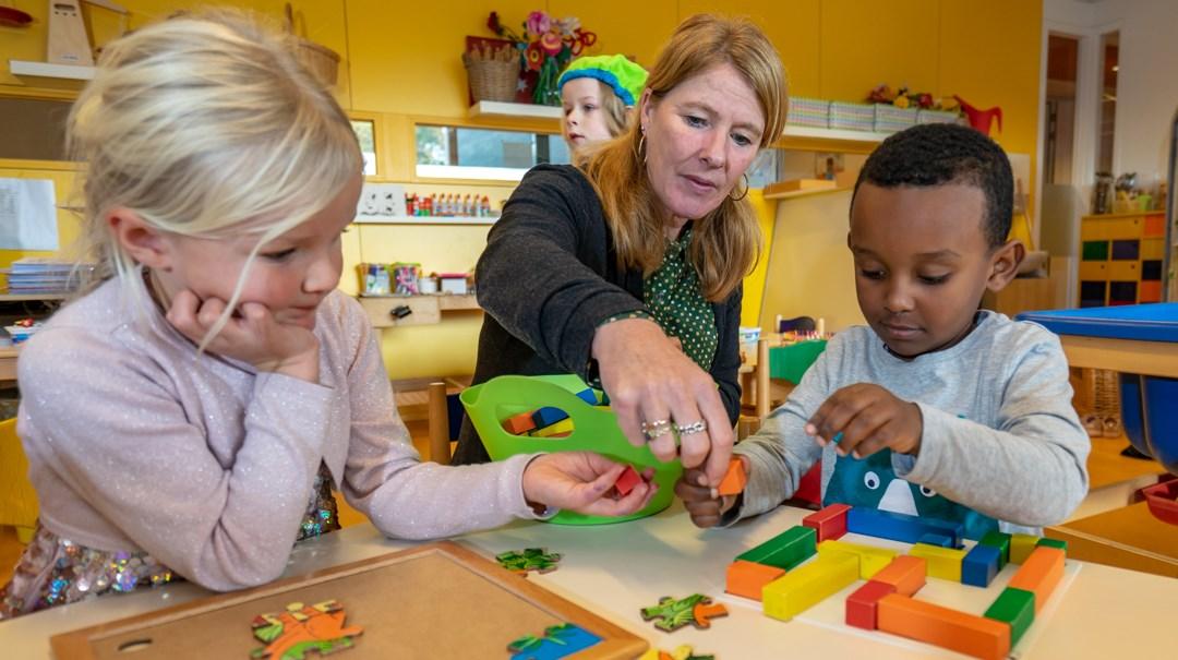 Kinderen leren spelenderwijs met een leraar op de Lucebertschool in Bergen (Noord-Holland). Kinderen leren spelenderwijs met een leraar op de Lucebertschool in Bergen (Noord-Holland).