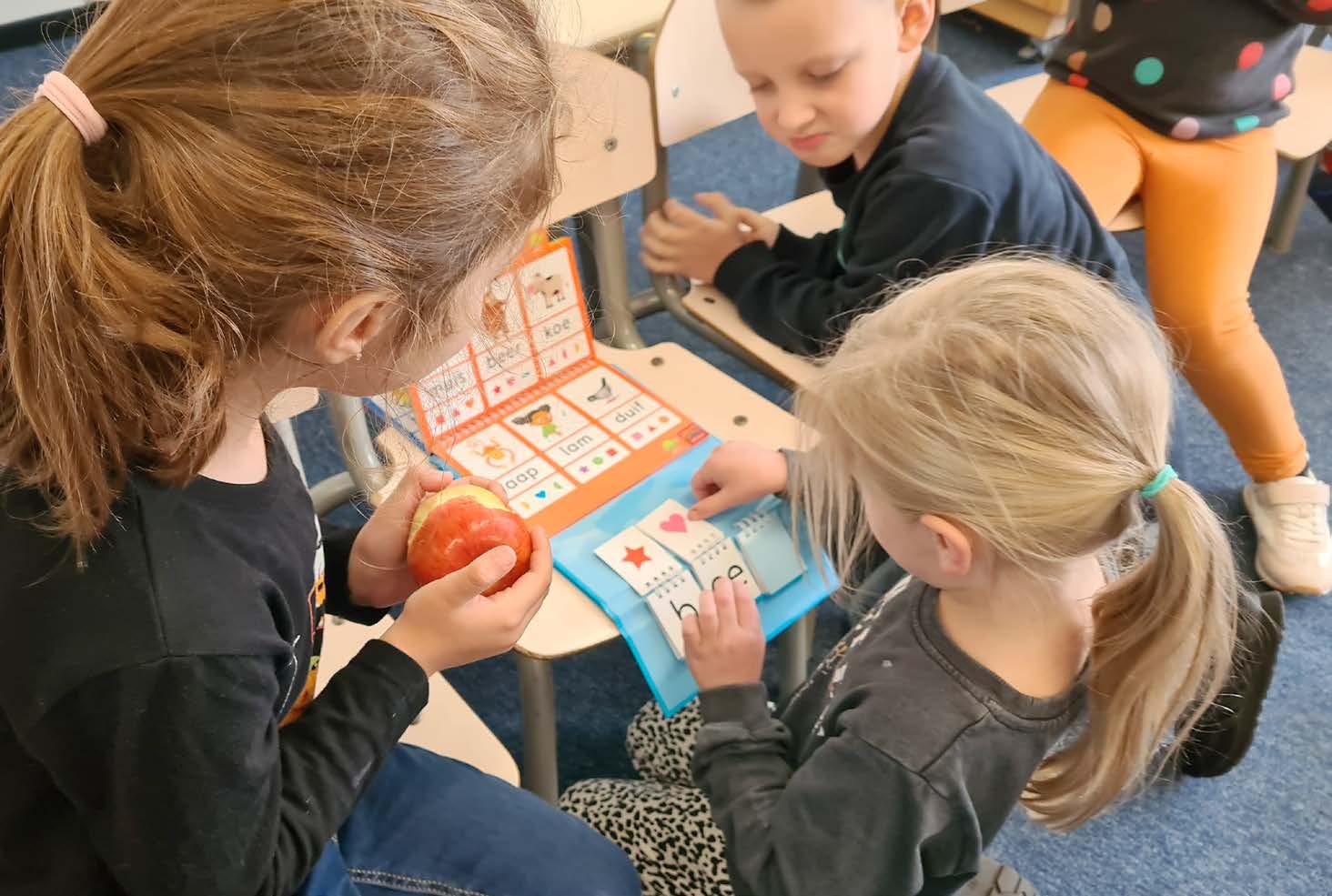Kinderen leren spelenderwijs met kaarten en een appel in de klas van de Prins Mauritsschool in Delft. Kinderen leren spelenderwijs met kaarten en een appel in de klas van de Prins Mauritsschool in Delft.