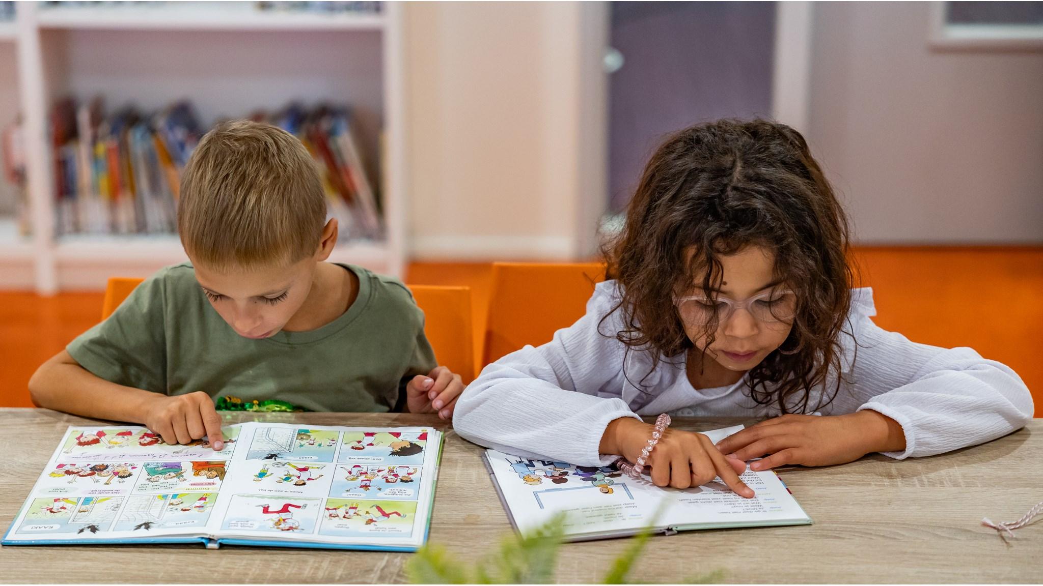 Kinderen lezen aandachtig in boeken in de Da Costaschool in Hilversum. Kinderen lezen aandachtig in boeken in de Da Costaschool in Hilversum.