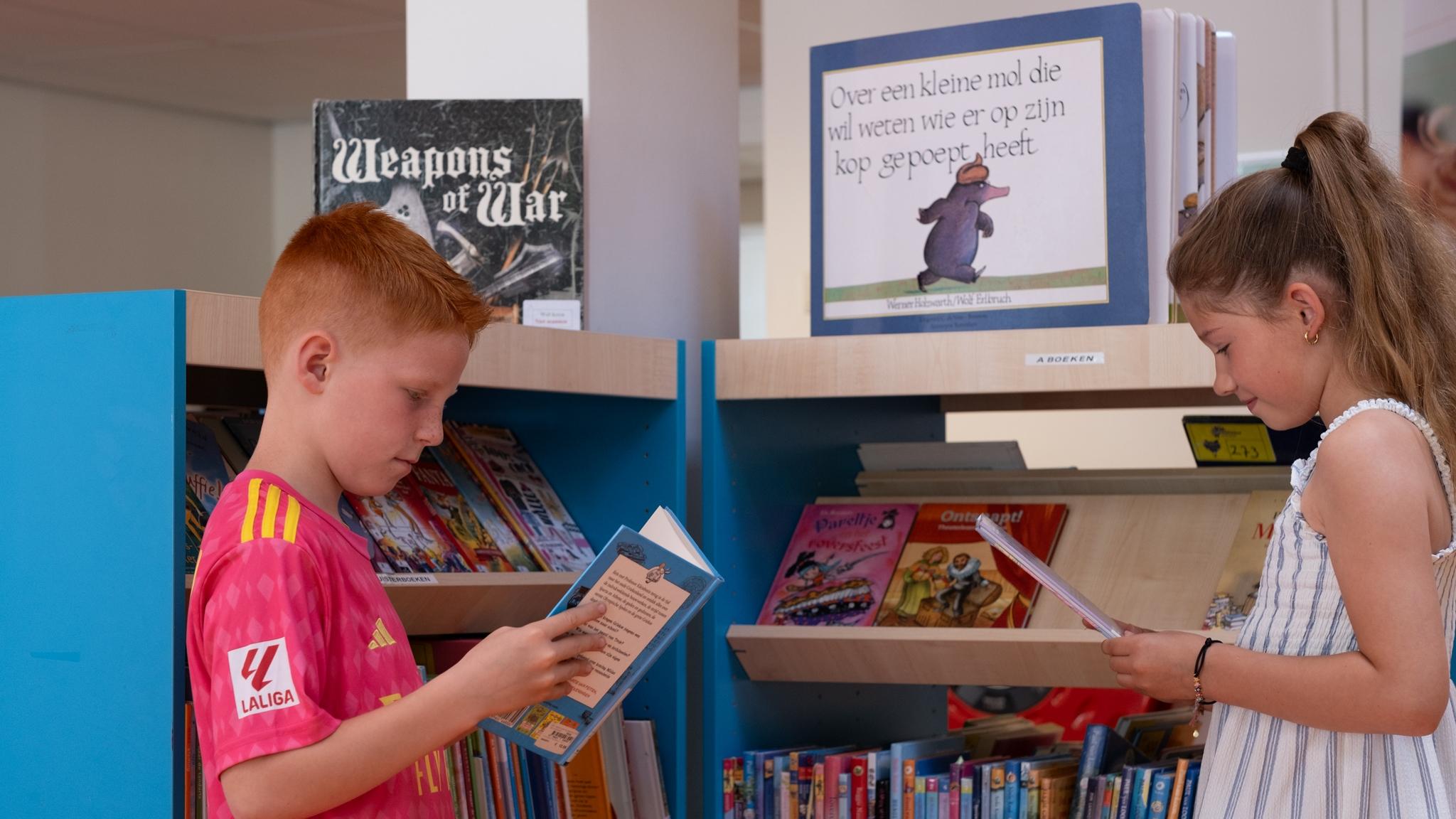 Kinderen lezen boeken in de bibliotheek van Basisschool Bonifatius in Enschede. Kinderen lezen boeken in de bibliotheek van Basisschool Bonifatius in Enschede.