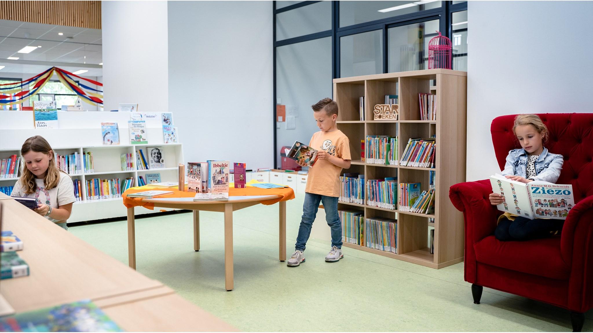 Kinderen lezen boeken in de bibliotheek van OMBS Ziezo in Roosendaal. Kinderen lezen boeken in de bibliotheek van OMBS Ziezo in Roosendaal.